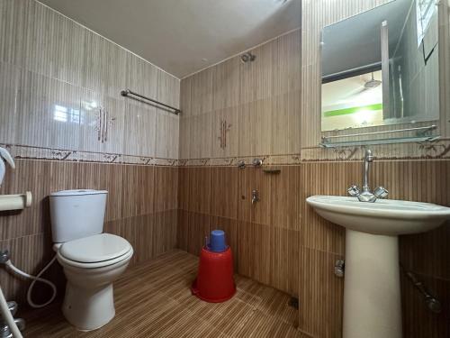 ein Badezimmer mit Toilette und Waschbecken in der Unterkunft Muscat Holiday Resort in Cox's Bazar