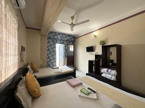 ein Wohnzimmer mit einem Bett und einer Couch in der Unterkunft Muscat Holiday Resort in Cox's Bazar