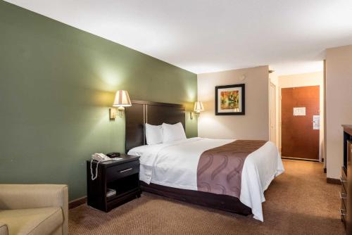 מיטה או מיטות בחדר ב-Quality Inn & Suites Clemmons I-40