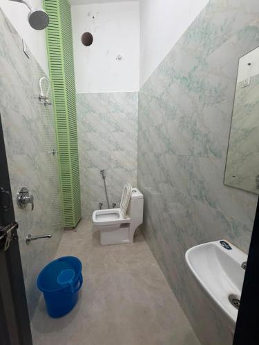 a bathroom with a toilet and a sink at The Urban Lodge in Goriān