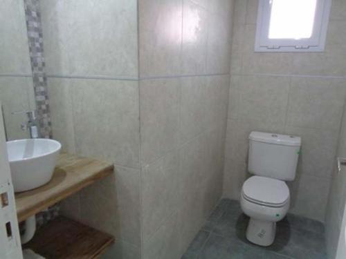 Las Gaviotas في لاس جافيوتاس: حمام مع مرحاض أبيض ومغسلة