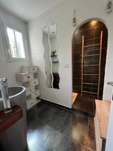 a bathroom with a sink and a shower at "Villa du Pin" idéalement situé Ruoms à pieds, voie verte in Ruoms