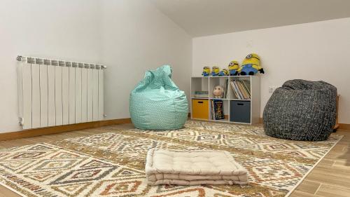 a room with two vases and a rug on the floor at Casa do Sobrado ByAlta in Caparrosa