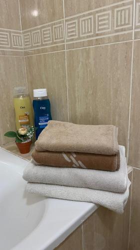 a pile of towels sitting on top of a bathroom sink at Roquetas "Estudio acogedor cerca del Castillo y del puerto de Roquetas, aireconditionado" in Roquetas de Mar