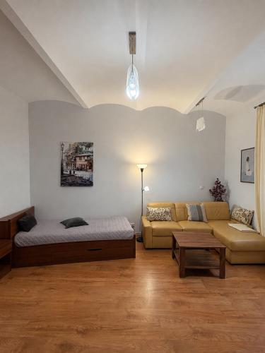 a living room with a couch and a bed at APARTAMENT PLAC KATEDRALNY in Tarnów