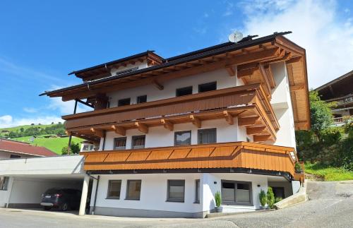 Lena, Apartment