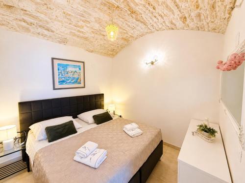 a bedroom with a bed with two towels on it at Castello rezidence Korcula 2 in Korčula