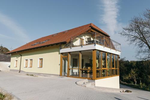 dom z mnóstwem okien w obiekcie Ferienwohnung Mayrhofer w mieście Hofkirchen im Mühlkreise