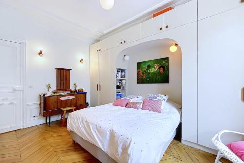 Beautiful family flat near Arc de Triomphe
