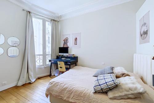 Beautiful family flat near Arc de Triomphe