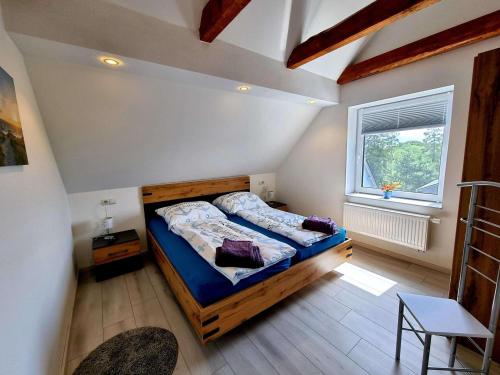 a bedroom with a bed and a window at Ferienwohnung Brunnenaue in Sagard