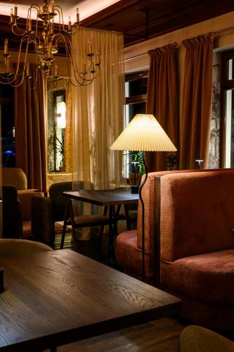 a living room with a couch and a table with a lamp at Dworek in Kolbuszowa