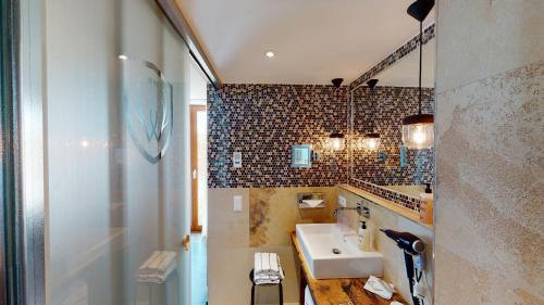 a bathroom with a sink and a mirror at Das Wildeck Hotel & Restaurant in Abstatt