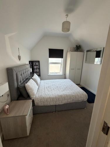 a small bedroom with a bed and a couch at One Bed Flat Close to Station & River in Reading