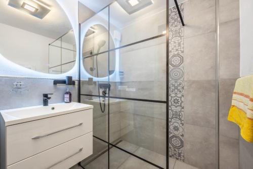 a bathroom with a glass shower and a sink at Panoramablick am Steinhuder Meer in Steinhude