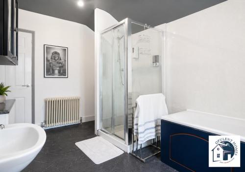 a bathroom with a shower and a sink at Reading 3BR Contractor Accommodation, Sleeps 6, Near Oracle, Free Parking in Reading