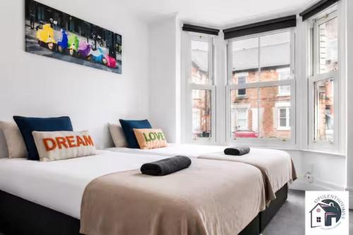 two beds sitting next to each other in a room at Reading 3BR Contractor Accommodation, Sleeps 6, Near Oracle, Free Parking in Reading