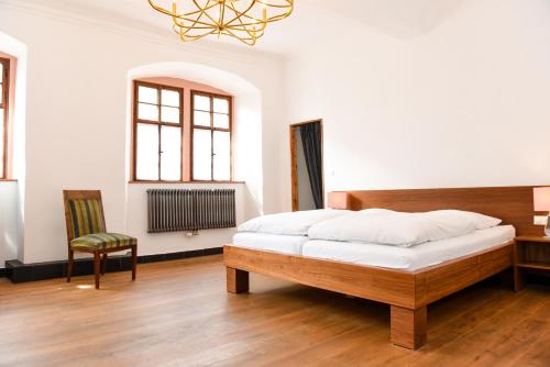 - une chambre avec un lit, un bureau et une chaise dans l'établissement Weinhotel Koegler, à Eltville