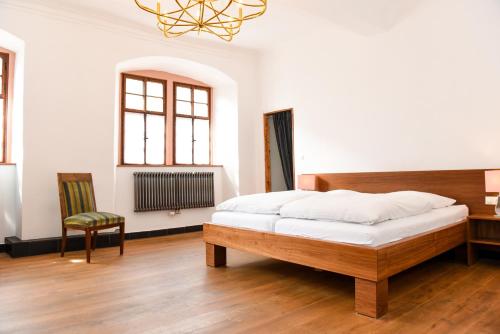 Postel nebo postele na pokoji v ubytování Weinhotel Koegler