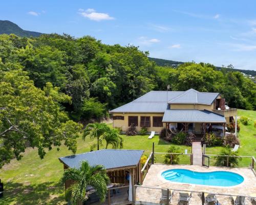 an aerial view of a house with a pool at Maison conviviale à Deshaies avec piscine partagée 120 m² in Deshaies