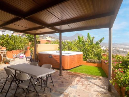 House with view and jacuzzi in Adeje