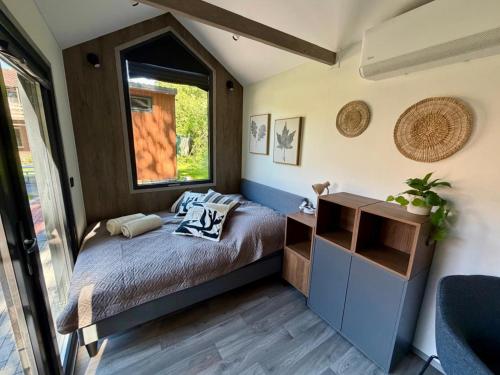 a small bedroom with a bed and a window at Nordsee Urlaubsparadies in Butjadingen