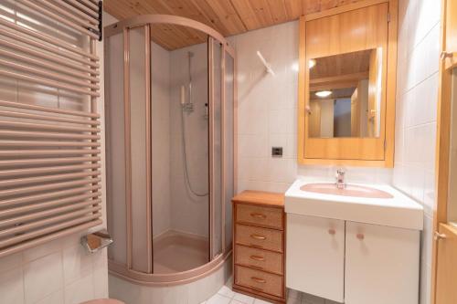 a bathroom with a shower and a sink at Malgré tout 2 in Salvan