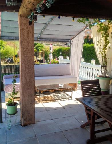 a bed on a patio with a table at Appartement avec piscine partagée à Roquefort-la-Bédoule - 50m² in Roquefort-la-Bédoule