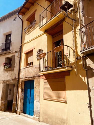 a building with a blue door and a balcony at Chic apartment in Tolva, mountain view, 75 m², fireplace in Tolva