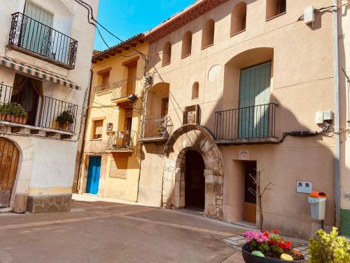 an alley in an old building with balconies and flowers at Chic apartment in Tolva, mountain view, 75 m², fireplace in Tolva