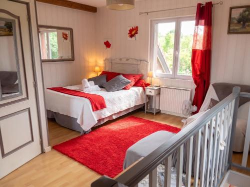 a small bedroom with a bed and a red rug at Appartement cosy aux Authieux Papion 15 m² avec jardin privatif in Les Authieux-Papion