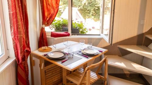 a small table in a small room with a window at Appartement cosy aux Authieux Papion 15 m² avec jardin privatif in Les Authieux-Papion