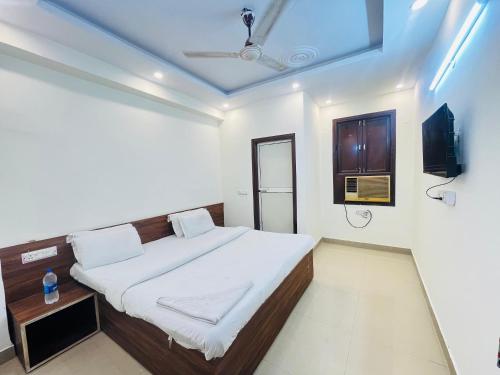 Llit o llits en una habitació de Hotel Royal Ashoka - Sector 44 Noida