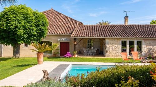 a house with a swimming pool in the yard at Appartement charmant à Castéra-Lectourois avec piscine partagée in Castéra-Lectourois