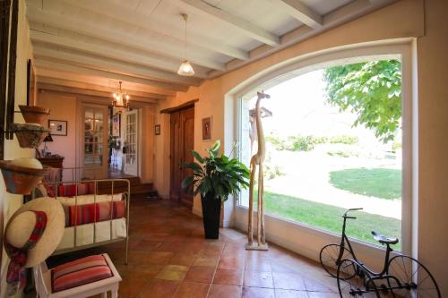a hallway with a large window in a house at Appartement charmant à Castéra-Lectourois avec piscine partagée in Castéra-Lectourois