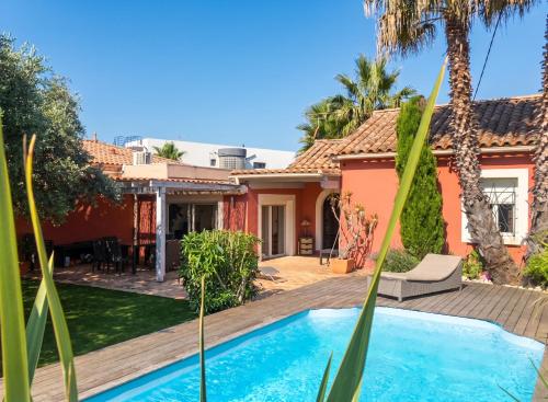 Villa charmante à Agde avec piscine privée et jardin