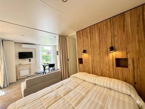 a bedroom with a large bed and a couch at Camping Ametlla in L'Ametlla de Mar
