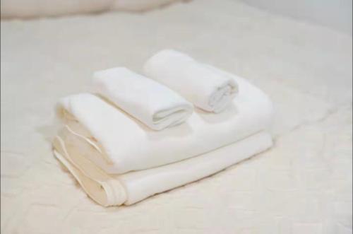 three rolls of white towels sitting on a table at 四季安々2号店 in Kawaguchi