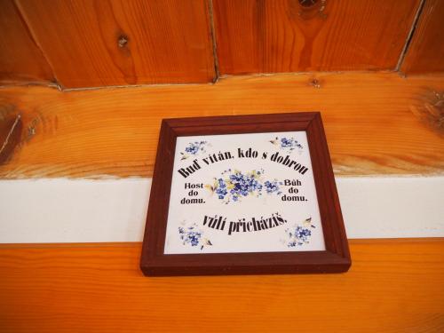 a framed picture of a sign on a wooden wall at Chalupa Lužické hory in Dolní Světlá