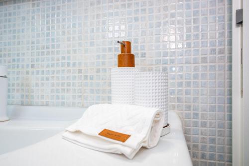 a bathroom with blue tiled walls and a white sink at Villa Sunshine in Pridraga