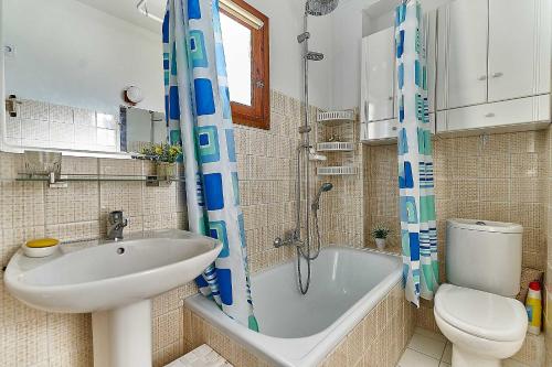 a bathroom with a sink and a tub and a toilet at Espanhouse Vera Torreblanca in Torrevieja