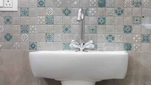 a bathroom with a sink with a bow on it at Dimora Homes, Bir in Bīr