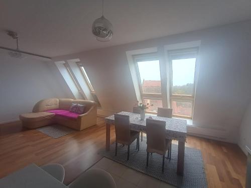 a living room with a table and a couch at 3-Pokojowy Apartament Villa Park - Top Location in Olsztyn