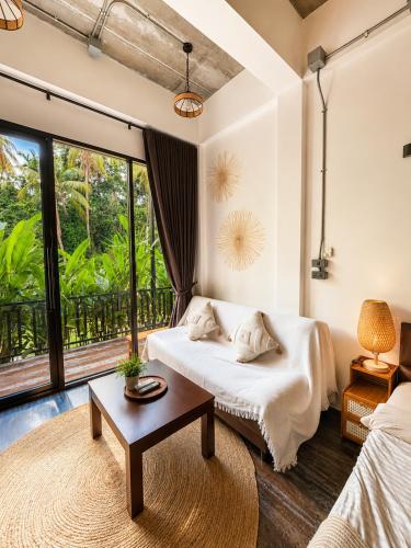 a hotel room with a bed and a balcony at Jip Studio - 3mn ZenBeach - Garden View in Haad Chao Phao