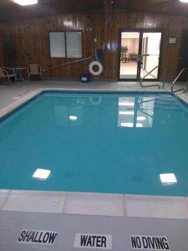 a swimming pool with blue water and a no diving sign at Super 8 by Wyndham Grove City in Grove City
