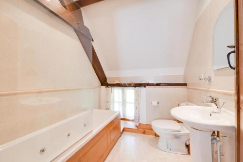 a bathroom with a sink and a tub and a toilet at 2 Bed in Meshaw oc-meadow in Meshaw