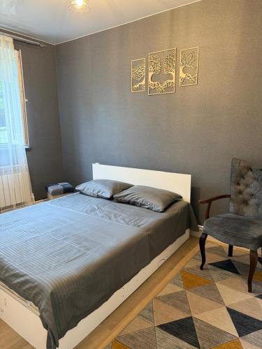 ein Schlafzimmer mit einem großen Bett und einem Stuhl in der Unterkunft BruD ԲՐՈՒԴ in Debed