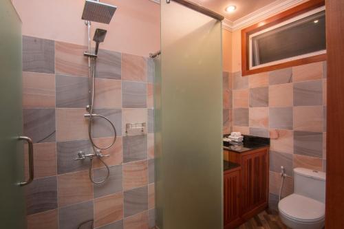 La salle de bains est pourvue d'une douche et de toilettes. dans l'établissement BB Angkor Residence, à Siem Reap