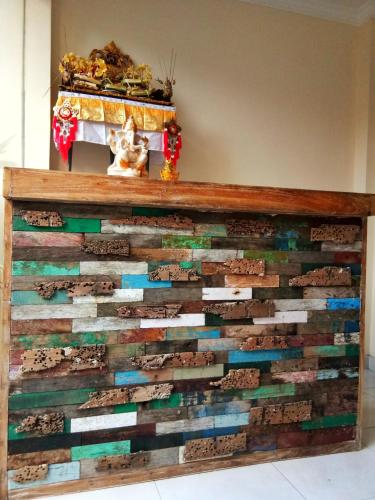 a wall made out of reclaimed wood at Umah Anila in Ubud