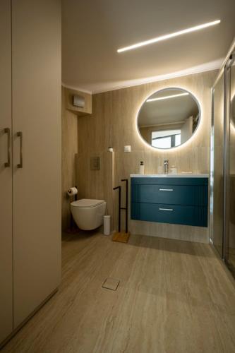 ein Badezimmer mit Badewanne, Waschbecken und Spiegel in der Unterkunft Estia Loft in Giannitsa
